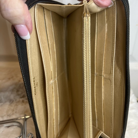 ❤️SOLD❤️TRR CHANEL CAMELLIA LAMBSKIN CC LOGO EMBOSSED ZIP LEATHER LONG WALLET - Picture 10 of 16